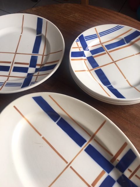 Assiettes plates  -  La faience - porcelaine - céramique
