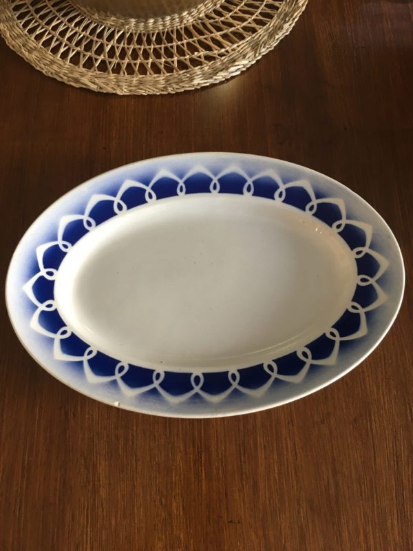 Ancien plat ovale en céramique  -  La décoration