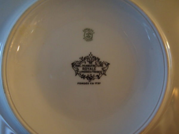 Service de table 24 pièces porcelaine de Limoges  -  La décoration