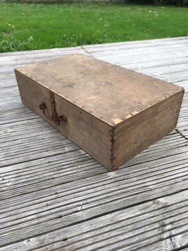 Ancienne boîte / coffre en bois  -  La décoration