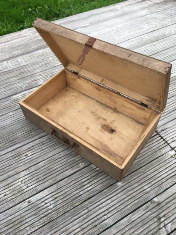 Ancienne boîte / coffre en bois  -  La décoration