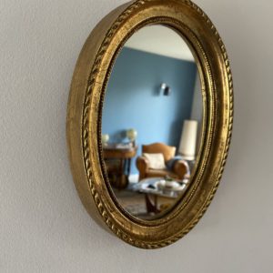 Petit miroir ovale en bois doré  -  La décoration