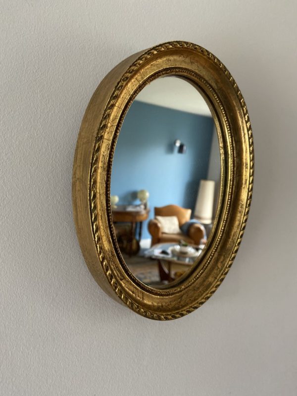 Petit miroir ovale en bois doré  -  La décoration