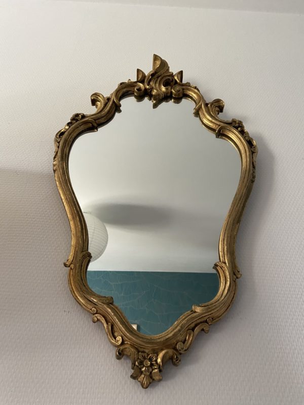 Grand miroir en bois doré  -  La décoration