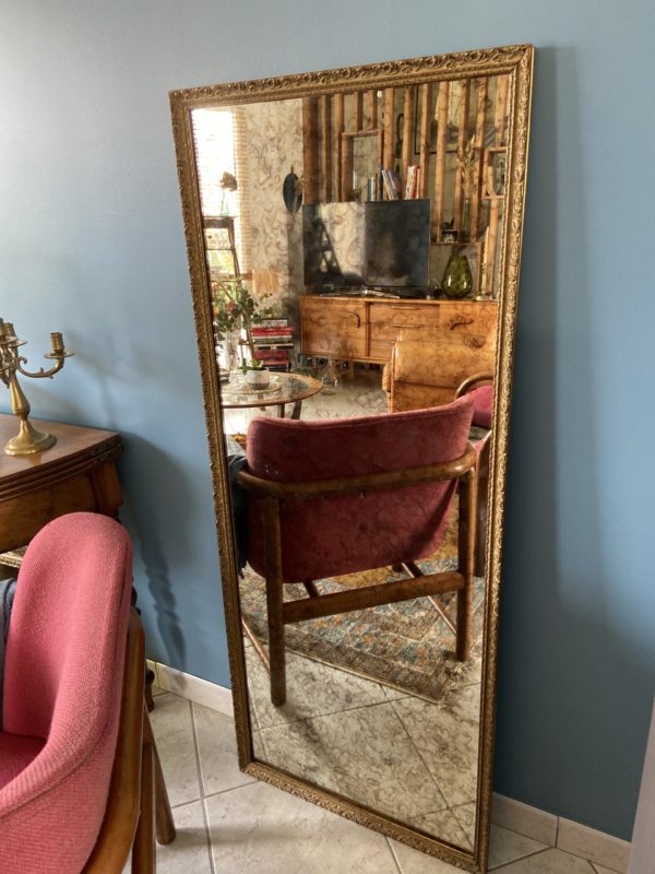 Grand miroir ancien en bois doré  -  La décoration