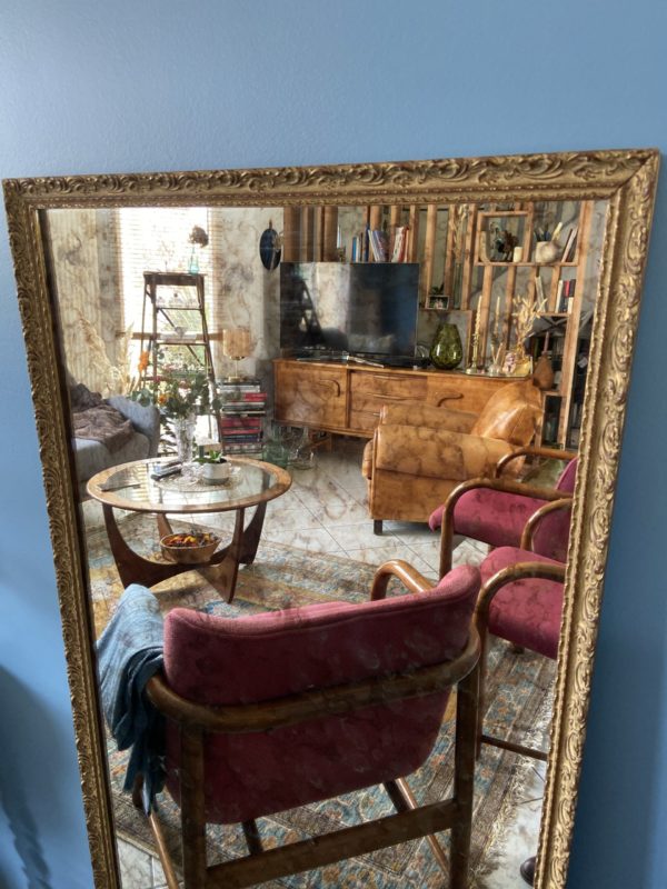 Grand miroir ancien en bois doré  -  La décoration