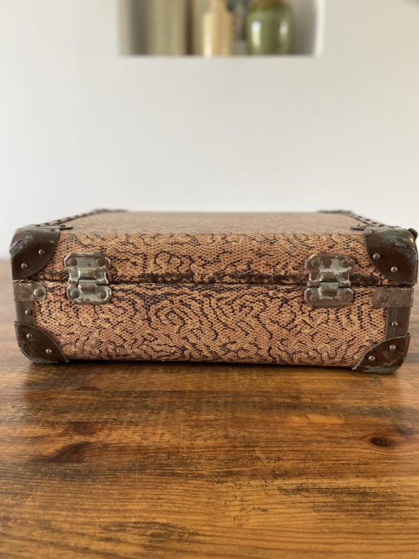 Ancienne valise en carton  -  La décoration