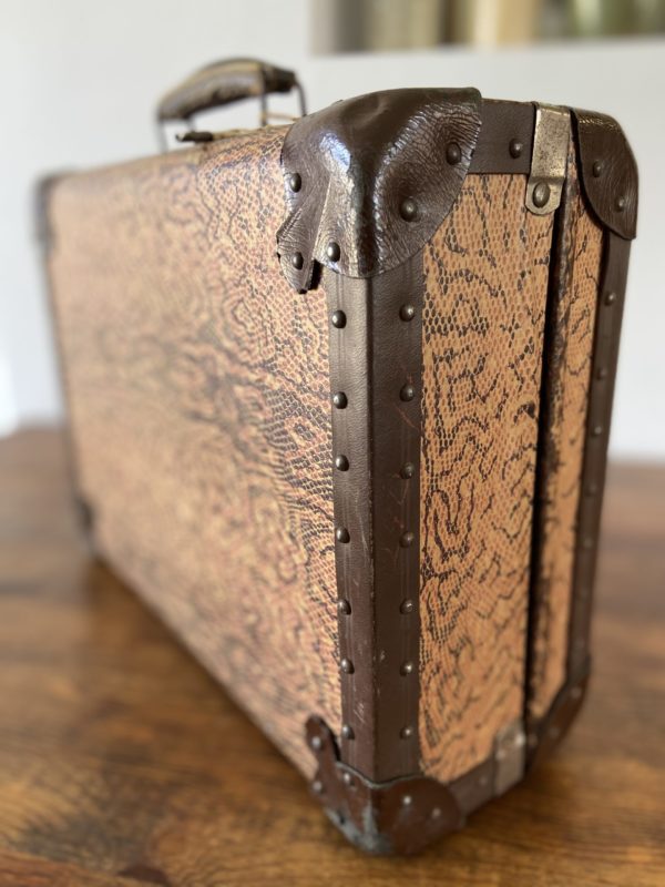 Ancienne valise en carton  -  La décoration