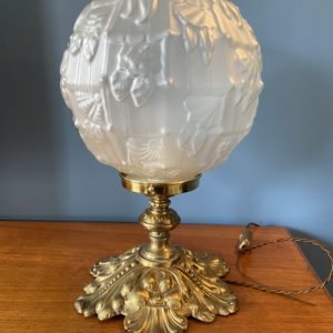 Ancien globe monté en lampe à poser  -  L'éclairage