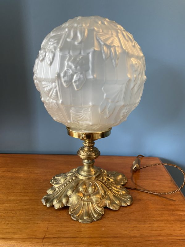 Ancien globe monté en lampe à poser  -  L'éclairage