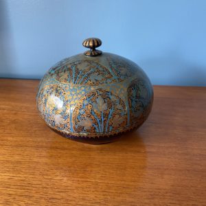Boîte ronde en bois laqué  -  La décoration