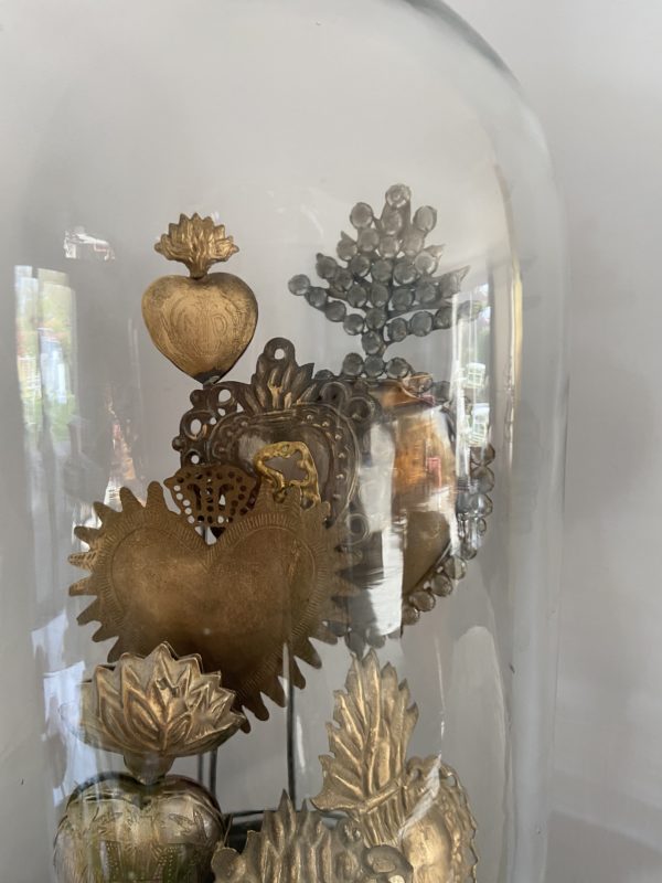 Globe de mariée décoré d’anciens ex-voto  -  La décoration