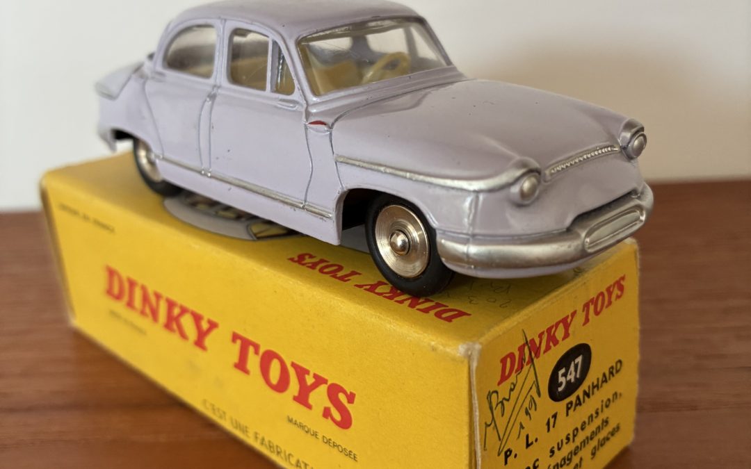 Dinky Toys Panhard PL17 N°547 vue de 3/4 avant droit