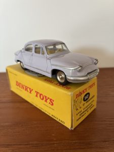 Dinky Toys Panhard PL17 N°547 vue de 3/4 avant droit