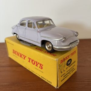 Dinky Toys Panhard PL17 parme 1960 Dinky Toys Panhard PL17 parme 1960 - Automobilia